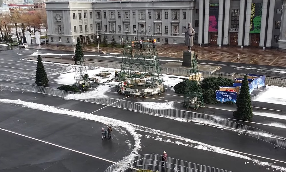В Самаре начали устанавливать новогоднюю елку на площади Куйбышева