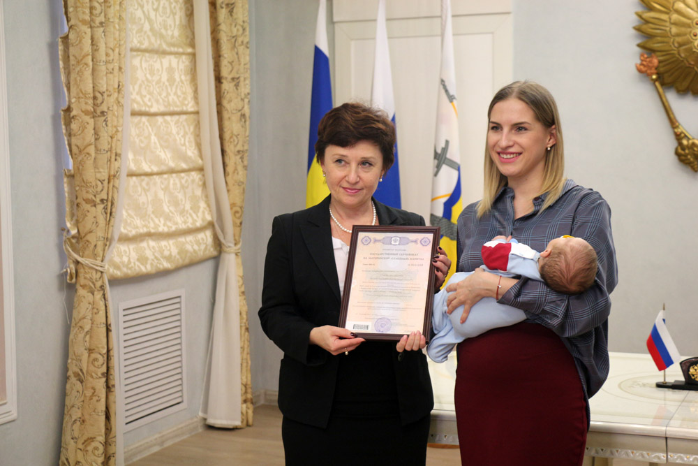 Семья Улановых из Волгодонска получила юбилейный в донском регионе 250-тысячный сертификат на материнский капитал