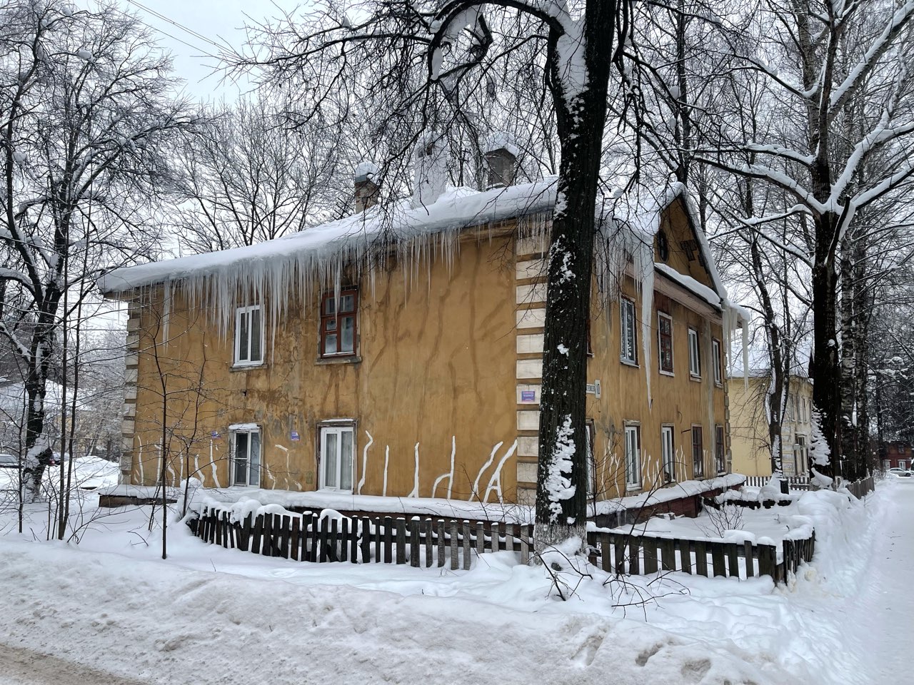 Наледь упала на подростка с крыши в Сормовском районе - фото 1