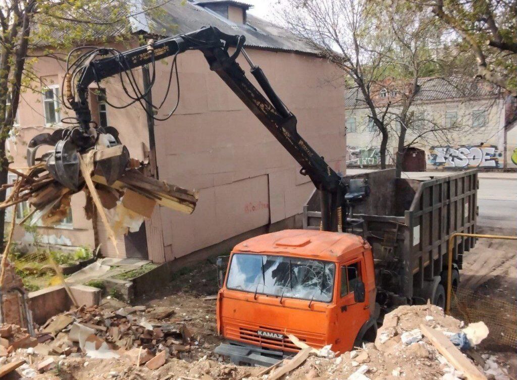 Аварийный дом сносят на улице Ильинской в Нижнем Новгороде