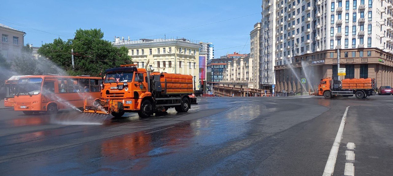 В Нижнем Новгороде перенастроили насадки поливочных машин — теперь струи бьют вверх - фото 2