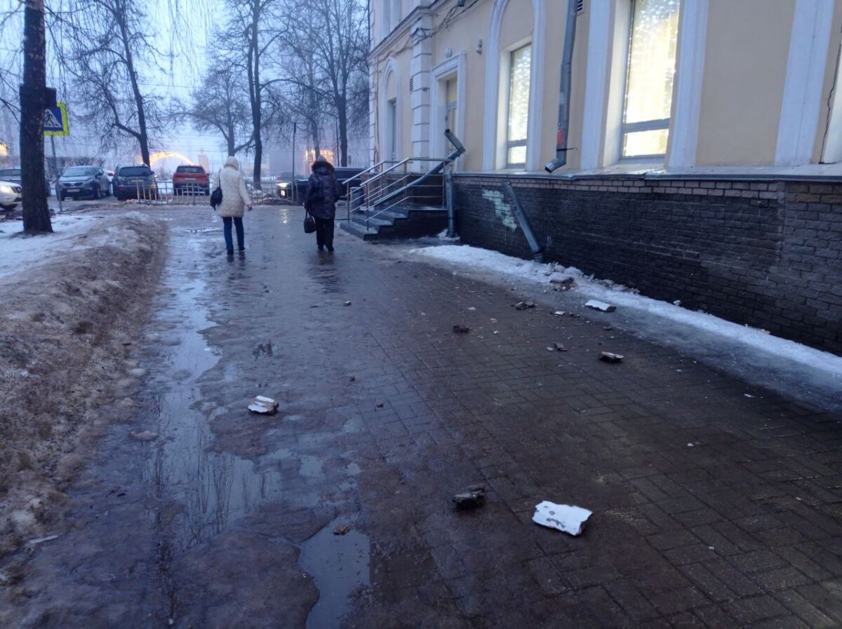 Фасад сталинки частично обрушился на проспекте Гагарина в Нижнем Новгороде - фото 1