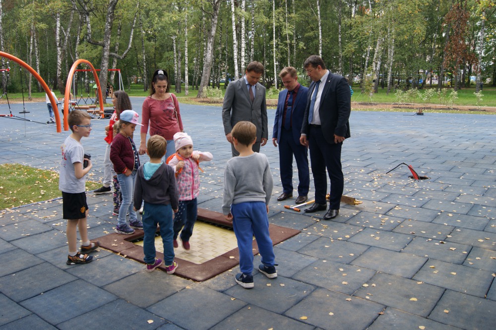 Покрытие из резиновых плит уложено на детской площадке в нижегородском парке имени Пушкина