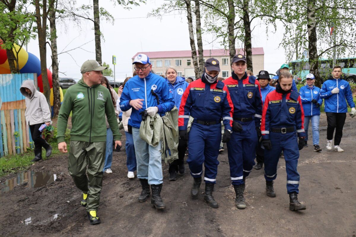 Нижегородские волонтеры очистили от мусора овраг в поселке Красные Баки - фото 1