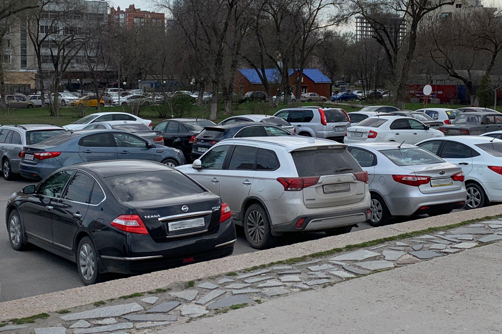 С 6 ноября на семи улицах Ростова запретят остановку и стоянку автотранспорта - фото 1